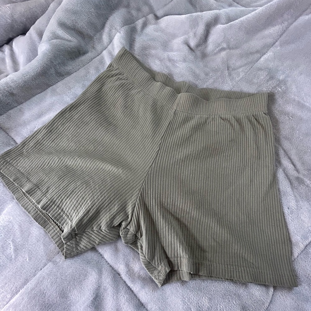 H&M stretchy green shorts